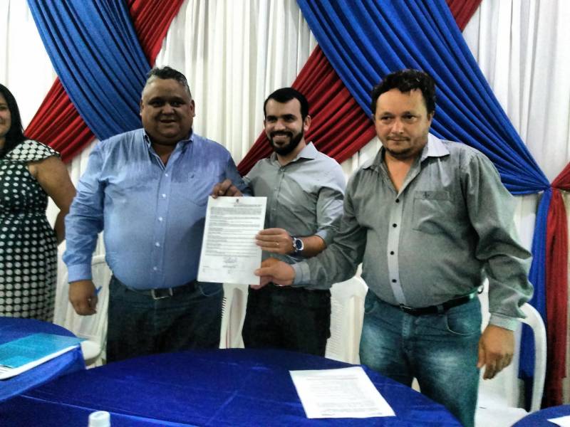Servidores municipais de Ourém, no nordeste paraense, participaram do Programa de Municipalização a Escola de Governança Pública do Estado do Pará (EGPA). A formação levou seis cursos e certificou cerca de 200 pessoas, na semana passada. Também foi renovado, por dois anos, o Acordo de Cooperação Técnica entre a EGPA e a prefeitura municipal (foto), o que permite aos servidores municipais o acesso a todas as ações, programas e projetos desenvovidos pela autarquia.

FOTO: ASCOM / EGPA
DATA: 28.05.2018
OURÉM - PARÁ <div class='credito_fotos'>Foto: ASCOM EGPA   |   <a href='/midias/2018/originais/fd9e769e-a0e8-4bf1-b45a-c9d9c0913c5d.jpg' download><i class='fa-solid fa-download'></i> Download</a></div>