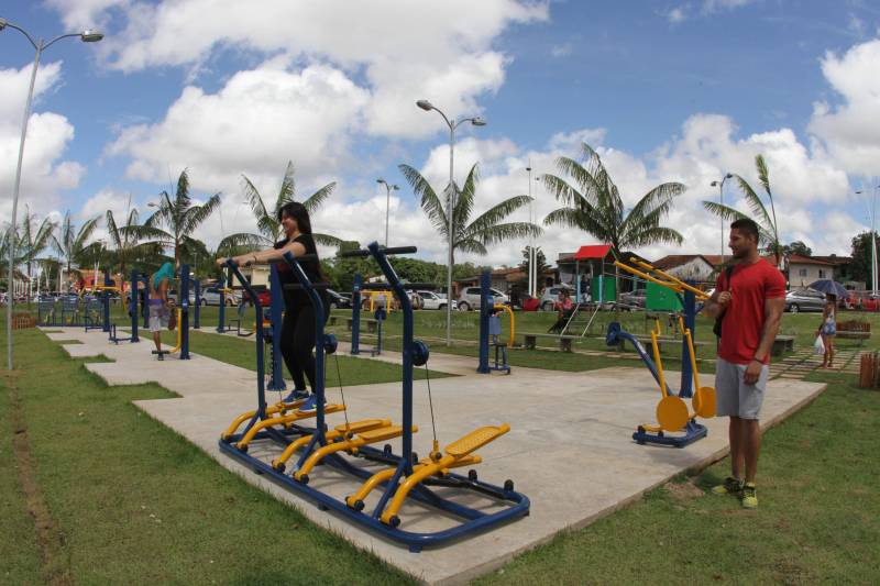 "Agora temos um espaço melhor, mais confortável e seguro para a diversão de nossas crianças e lazer de todos", afirmou Joane Boás, 43 anos. A mãe da pequena Sophia, de 5 anos, comemora ao ver a nova praça da comunidade, no Curió-Utinga, em Belém. O espaço, localizado nas proximidades do Parque Estadual do Utinga, foi entregue oficialmente, neste domingo (01). A cerimônia contou com a presença do governador Simão Jatene, comunidade, entre outras autoridades.
FOTO: CRISTINO MARTINS / AG. PARÁ
DATA: 01.04.2018
BELÉM - PARÁ <div class='credito_fotos'>Foto: Cristino Martins/Ag. Pará | <a href='/midias/2018/originais/fd9f95c7-477a-4d1a-9a95-92230a6aa89e.jpg' download><i class='fa-solid fa-download'></i> Download</a></div>