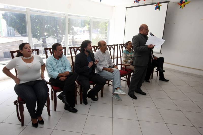 Trinta Conselhos Tutelares do Pará ganharam equipamentos para melhorar o atendimento e garantir os direitos das crianças e dos adolescentes no Estado em cerimônia realizada nesta quinta-feira (05) no auditório da Secretaria de Estado de Assistência Social, Trabalho, Emprego e Renda (Seaster). Durante a manhã foram entregues 39 kits para conselhos de 30 municípios. Cada kit é formado por veículo, geladeiras e computadores. Os veículos, entre carros e lanchas, darão infraestrutura de locomoção necessária e adequada para o desempenho das ações do órgão. Os equipamentos foram adquiridos pelo Governo do Pará por meio de emenda parlamentar do deputado Arnaldo Jordy e ajudarão a equipar e reestruturar a rede do Sistema de Garantia de Diretos da Criança e do Adolescente do Estado. Ao todo foram entregues 37 carros, duas lanchas, 39 geladeiras e 78 computadores.
FOTO: SIDNEY OLIVEIRA / AG. PARÁ
DATA: 05.07.2018
BELÉM - PARÁ <div class='credito_fotos'>Foto: Sidney Oliveira/Ag. Pará | <a href='/midias/2018/originais/fda14015-087e-4423-a75e-70b9e3d3ba6b.jpg' download><i class='fa-solid fa-download'></i> Download</a></div>