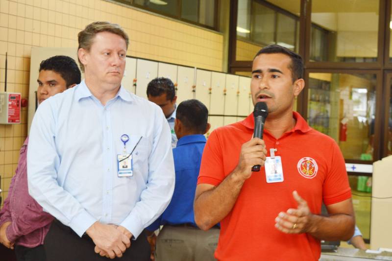Nesta terça-feira, 20, a unidade comemorou 12 anos de funcionamento. Uma cerimônia marcou a celebração do aniversário no sábado, 17. O evento contou com a apresentação do Grand Coral Metropolitano. O cuidado dedicado aos usuários da unidade foi lembrado pelo colaborador do setor de Almoxarifado, Lucas Delgado (d), em sua fala durante a cerimônia. Pastor na igreja Assembleia de Deus, Lucas lembrou que os pacientes chegam ao HMUE em situação de fragilidade
FOTO: KENNYA CORRÊA / ASCOM HMUE
DATA: 17.03.2018
ANANINDEUA - PARÁ <div class='credito_fotos'>Foto: KENNY CORRÊA / ASCOM HPEG | <a href='/midias/2018/originais/fda4f894-4ccf-410e-b81a-9f75923aa1af.jpg' download><i class='fa-solid fa-download'></i> Download</a></div>