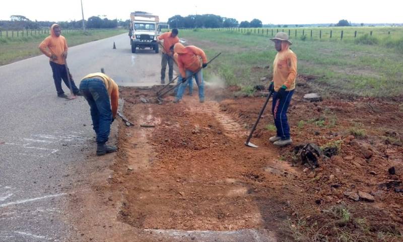 Mais de 100 obras estão em andamento nas rodovias estaduais. As ações visam a melhoria da trafegabilidade dos veículos, assim como a qualidade de vida da população. O trabalho vem sendo supervisionado pela Secretaria de Estado de Transportes (Setran), através dos chefes dos Núcleos Regionais. Uma dessas obras ocorre em Alter do Chão, Santarém. O Governo do Estado está construíndo uma rotatória de acesso, no entroncamento das Rodovias PA-453 e PA-457, sob jurisdição do 3° Núcleo Regional. Ainda na região do Baixo Amazonas, será feito um desvio para melhorar as condições de tráfego de pequenos veículos na Transuruará, no trecho entre o Donizete e a hidrelétrica de Curuá Una. A Setran informa que o processo está em fase de licitação, voltada a recuperação de todo o trecho da Transuruará, que tem aproximadamente 143 quilômetros.
FOTO: ASCOM / SETRAN
DATA: 18.05.2018 <div class='credito_fotos'>Foto: ASCOM SETRAN | <a href='/midias/2018/originais/fda6fa48-7990-4455-b11e-a8112ca3167b.jpg' download><i class='fa-solid fa-download'></i> Download</a></div>
