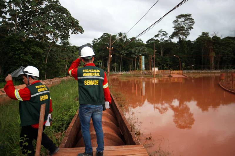 Iniciou neste sábado, 24, o prazo que o Governo do Estado deu para que a empresa de alumínio Hydro Alunorte adote procedimentos e mecanismos seguros ambientalmente, a fim de que as bacias de resíduos da empresa baixem os níveis em pelo menos um metro – o que é definido tecnicamente como padrão de segurança com comprovação permanente da redução e manutenção dos níveis. Uma equipe de fiscalização da Secretaria de Estado de Meio Ambiente e Sustentabilidade (Semas) está no município para fazer o monitoramento dos níveis das bacias do sistema de tratamento dos rejeitos da Bauxita. "Vamos montar equipes para, de duas em duas horas, avaliar o nível das bacias. Em caso de chuva o monitoramento será feito de uma em uma hora", explicou Rejiane Santos, geóloga da Diretoria de Licenciamento Ambiental da Semas.
FOTO: IGOR BRANDÃO / AG PARÁ
DATA: 24.02.2018
BELÉM - PARÁ
<div class='credito_fotos'>Foto: IGOR BRANDÃO / AG. PARÁ | <a href='/midias/2018/originais/fdac3180-7f19-497d-bfbe-cb7bce9f703c.jpg' download><i class='fa-solid fa-download'></i> Download</a></div>