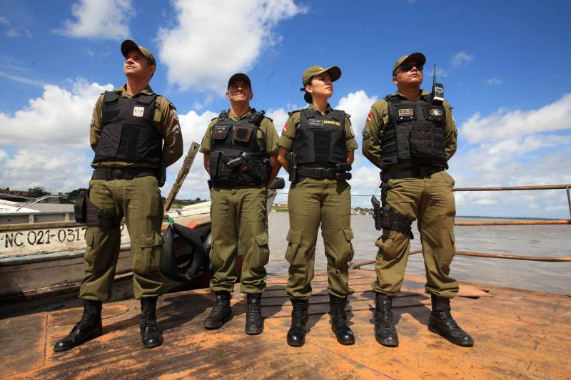 “Ser mulher é o primeiro desafio”. É assim que Erika Pereira (foto), a primeira mulher à frente do Comando de Policiamento da Capital II, descreve a sensação de fazer parte de uma corporação predominantemente formada por homens. A coronel é uma das cerca de 1.600 mulheres que atuam hoje na Polícia Militar (PM). Aos 41 anos, depois de 24 deles na PM, ela não se sente sozinha nessa missão e na ambição de ocupar cargos de liderança. 

FOTO: MÁCIO FERREIRA / AG. PARÁ
DATA: 27.05.2018
BELÉM - PARÁ <div class='credito_fotos'>Foto: MÁCIO FERREIRA/ AG. PARÁ   |   <a href='/midias/2018/originais/fdacf070-4a84-42f6-aef1-4085f97c5f67.jpg' download><i class='fa-solid fa-download'></i> Download</a></div>