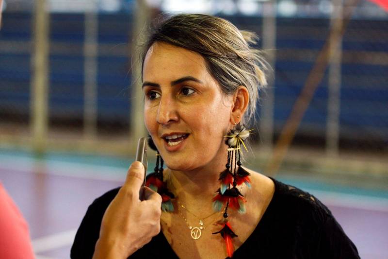 A coordenadora da Semana dos Povos Indígenas e também secretária de Educação do município de 120.580 habitantes (segundo dados do Instituto Brasileiro de Geografia e Estatísticas-IBGE), Viviane Cunha (foto), explica que a expectativa é grande e que os trabalhos para receber as etnias são intensos. Somente neste sábado, cerca de 600 indígenas já tinham chegado a São Felix provindos de outros municípios do Estado e de todo o Brasil.
FOTO: THIAGO GOMES / AG. PARÁ
DATA: 15.04.2017
SÃO FÉLIX DO XINGU - PARÁ <div class='credito_fotos'>Foto: Thiago Gomes /Ag. Pará | <a href='/midias/2018/originais/fdaf94f7-14a1-4b17-9f8b-fb3adf56404d.jpg' download><i class='fa-solid fa-download'></i> Download</a></div>