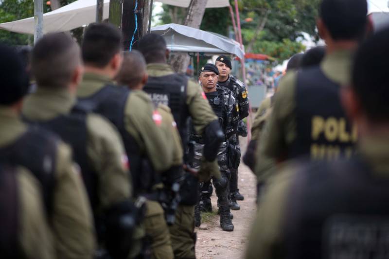 A Polícia Militar do Estado iniciou nesta segunda-feira, 30, a operação Sáfara 3, de combate à criminalidade na Grande Belém. Duas áreas de grande incidência criminal Guamá e Tapanã, foram priorizadas nesse primeiro dia de operação. A partir do bairro do Guamá, os policiais percorreram áreas dos bairros da Terra Firme e Jurunas. A partir do Tapanã, foram atendidas áreas da Pratinha, Bengui e Parque Verde. A escolha dos locais teve por base ocorrências criminais monitoradas pela inteligência da Polícia Militar. Só nos bairros do Bengui e Cabanagem, no mês de abril, foram contabilizados onze homicídios.
FOTO: THIAGO GOMES / AG. PARÁ
DATA: 30.04.2018
BELÉM - PARÁ <div class='credito_fotos'>Foto: Thiago Gomes /Ag. Pará | <a href='/midias/2018/originais/fdba801c-ca02-4023-8d26-53e6a25f2fe4.jpg' download><i class='fa-solid fa-download'></i> Download</a></div>