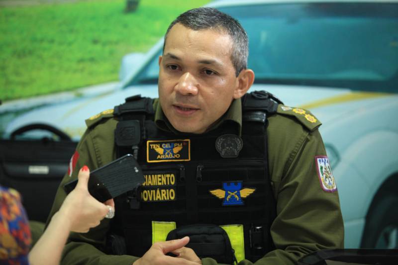 Em comemoração aos seus 43 anos, o Batalhão de Polícia Rodoviária (BPRV) inaugurou na manhã desta sexta-feira (4) o seu Canil, o primeiro setorial do Estado. O canil setorial do BPRV é um projeto operacional que visa intensificar o combate ao tráfico de drogas. Na foto, o tenente coronel Jorge Araújo, comandante do BPRV.
FOTO: MÁCIO FERREIRA / AG. PARÁ
DATA: 04.05.2018
MARITUBA - PARÁ <div class='credito_fotos'>Foto: MÁCIO FERREIRA/ AG. PARÁ | <a href='/midias/2018/originais/fdc3d404-7c58-4f94-a156-54cb4a40eb68.jpg' download><i class='fa-solid fa-download'></i> Download</a></div>