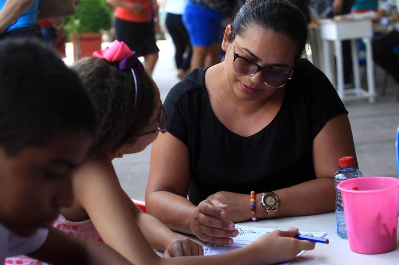 Mesmo as crianças que não estão internadas no hospital, quando vêm ao FHCGV para exames e consultas, têm a chance de participar das atividades lúdicas como pintura e recreação oferecidas pelo Projeto. “É muito bom, minha filha sente falta e até pede para vir para cá quando não é dia de consultas. Favorece o desenvolvimento social dela, que se solta mais com as crianças daqui. Acredito que isso ajuda na recuperação”, disse a doméstica Lidiane Silva (foto), mãe de Stephanie, de 11 anos, operada há oito anos e que hoje permanece em tratamento no Hospital de Clínicas Gaspar Vianna.
FOTO: SIDNEY OLIVEIRA / AG. PARÁ
DATA: 08.11.2018
BELÉM - PARÁ <div class='credito_fotos'>Foto: Sidney Oliveira/Ag. Pará | <a href='/midias/2018/originais/fdc4d080-8ca7-48fb-b24a-922fea778b1e.jpg' download><i class='fa-solid fa-download'></i> Download</a></div>