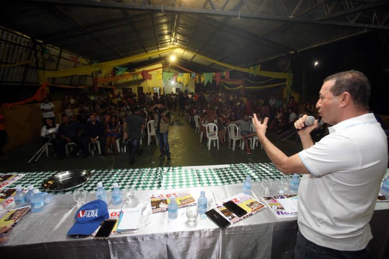 O município de São Francisco do Pará recebeu, neste sábado (30), uma ordem de serviço para o asfaltamento de 5 quilômetros de suas ruas, um investimento de quase R$ 2 milhões. A ação é uma realização do Governo do Estado, por meio da Secretaria de Estado de Desenvolvimento Urbano e Obras Públicas (Sedop), e tem a parceria da Assembleia Legislativa do Estado (Alepa) e da prefeitura do município beneficiado. O evento de entrega ocorreu de 18h às 20h, no Centro de Referência e Assistência Social (Cras) da cidade. A iniciativa faz parte de uma ação maior, já realizada em Viseu, Augusto Corrêa, Tracuateua, Bonito, Floresta do Araguaia, Curionópolis, São João da Ponta, Curuçá, Terra Alta, Sapucaia, Redenção, Capanema, Bragança, São Domingos do Capim e outros municípios. Nos 14 municípios citados, foram destinados mais de R$ 42 milhões para a pavimentação asfáltica em cerca de 95 quilômetros. Na foto, o presidente da Alepa, deputado Márcio Miranda.
FOTO: SIDNEY OLIVEIRA / AG. PARÁ
DATA: 30.06.2018
SÃO FRANCISCO - PARÁ <div class='credito_fotos'>Foto: Sidney Oliveira/Ag. Pará | <a href='/midias/2018/originais/fddc1fc0-498e-4135-9d24-fb0142c43ea1.jpg' download><i class='fa-solid fa-download'></i> Download</a></div>
