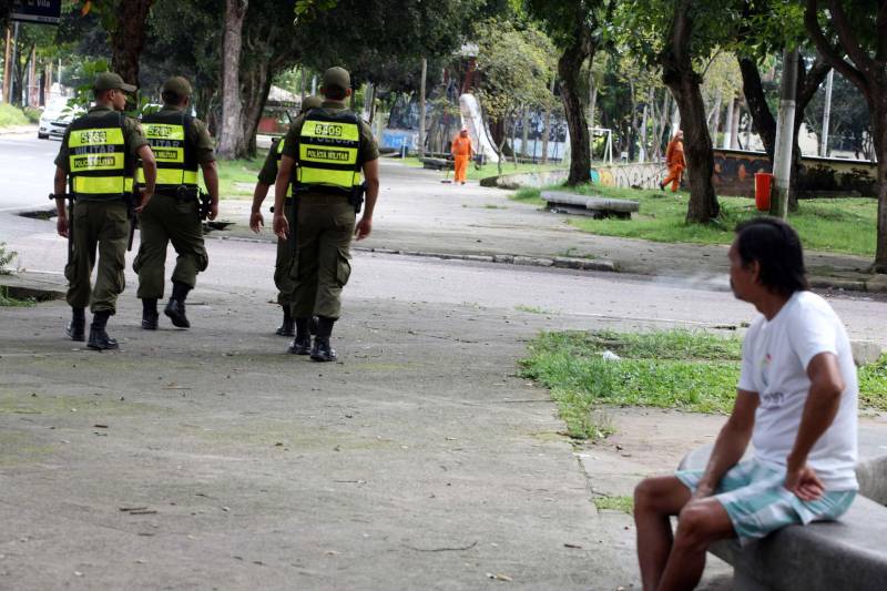 Cerca de 2 mil alunos do curso de formação de praças da Polícia Militar cumprem neste sábado (12) uma etapa importante da preparação: eles saem pela primeira vez às ruas, no estágio supervisionado, para vivenciar situações reais da carreira e, ao mesmo tempo, reforçar o policiamento ostensivo. Em Belém, cerca de 500 homens e mulheres se concentraram na Praça Santuário, em frente à Basílica de Nazaré, e saíram, em seguida, para diversos pontos da capital. A ação faz parte do pacote de medidas de combate à criminalidade e reforço da segurança pública anunciado pelo Governo do Estado.
FOTO: SIDNEY OLIVEIRA / AG. PARÁ
DATA: 12.05.2018
BELÉM - PARÁ <div class='credito_fotos'>Foto: Sidney Oliveira/Ag. Pará | <a href='/midias/2018/originais/fde34b54-bd29-49d0-88a9-b6961c0e83c8.jpg' download><i class='fa-solid fa-download'></i> Download</a></div>