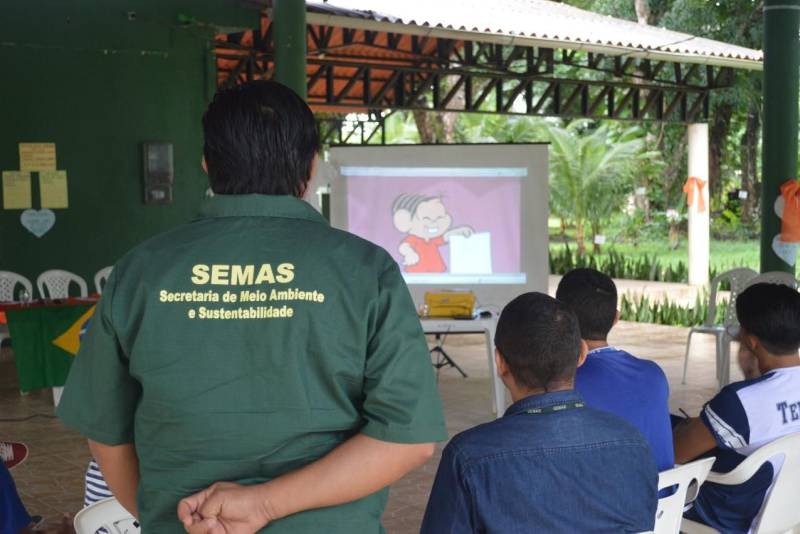 Alunos de dois colégios estaduais do Conjunto Marex participaram da Oficina (foto) de Agente Ambiental promovida pela Semas e Associação Cultural do Marex. O evento ocorreu nos dias 15 e 16 de março e reuniu 20 discentes das escolas estaduais Dom Pedro I e Presidente Castelo Branco. Promover a educação ambiental e incentivar estudantes o cuidado com o meio ambiente foram os objetivos da oficina cuja programação foi composta por trabalhos em grupo, palestra sobre meio ambiente e destino do lixo, apresentação de vídeos educacionais, rodas de discussão sobre o tema e certificação de agente ambiental. Técnicos da Secretaria apresentaram a importância da conservação da natureza de forma dinâmica e lúdica.
FOTO: ASCOM / SEMAS
DATA: 19.03.2018
BELÉM - PARÁ <div class='credito_fotos'>Foto: ASCOM SEMAS | <a href='/midias/2018/originais/fde39187-300e-4f3a-93a7-003f9c073d5c.jpg' download><i class='fa-solid fa-download'></i> Download</a></div>
