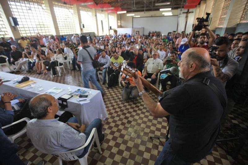 "Hoje é uma nova história, um novo tempo", assim observou o diretor-presidente do Hospital Santa Casa de Misericórdia do município de Óbidos, na região do Baixo Amazonas, a respeito do termo de fomento assinado entre o Governo do Estado, por meio da Secretaria de Saúde Pública (Sespa), e a Associação de Caridade da Santa Casa que garantirá a conclusão da reforma e ampliação da unidade de saúde, orçada em R$ 3,6 milhões. A Santa Casa de Óbidos, unidade quase centenária, fundada em 07/07/1922, é uma das referências em saúde na região formada por municípios da margem esquerda do rio Amazonas. Gerida desde 2014 por uma congregação franciscana, a Santa Casa faz parte do processo de regionalização e descentralização da saúde, que vem sendo promovida pela atual gestão em todas as regiões de integração.
FOTO: RODOLFO OLIVEIRA / AG. PARÁ
DATA: 09.03.2018
ÓBIDOS - PARÁ
<div class='credito_fotos'>Foto: Rodolfo Oliveira/Ag. Pará | <a href='/midias/2018/originais/fde9d2ed-ff51-4f58-9f07-2beb3090aaea.jpg' download><i class='fa-solid fa-download'></i> Download</a></div>