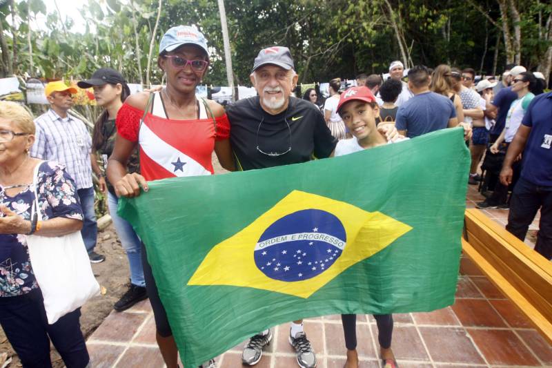 Uma reabertura feita a milhares de mãos. A fita inaugural colocada no inicio da trilha principal do Parque do Utinga foi rompida por mais de cinco mil pessoas ansiosas pelo inicio da caminhada, marcando o segundo dia da programação de reabertura do mais novo espaço paraense de lazer e interatividade com a natureza. Misturado aos populares, o governador Simão Jatene andou os quatro quilômetros que separam a entrada do parque ao seu ponto final, o Recanto da Volta.
FOTO: THIAGO GOMES / AG. PARÁ
DATA: 17.03.2018
BELÉM - PARÁ <div class='credito_fotos'>Foto: Thiago Gomes /Ag. Pará | <a href='/midias/2018/originais/fde9f7be-0045-4ebd-8a10-89283f106b6c.jpg' download><i class='fa-solid fa-download'></i> Download</a></div>