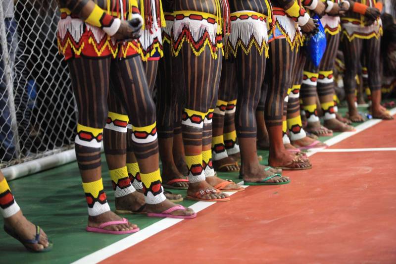O dia começou cedo para os participantes da Semana dos Povos Indígenas, que ocorre em São Félix do Xingu, no sudeste do Pará. A vasta programação se estendeu durante toda a segunda-feira (16), com os serviços ofertados pelo Estado, os jogos e abertura oficial, à noite. Nesta segunda-feira também começaram as competições. Além do atletismo, com a corrida de 100 metros rasos para homens e mulheres, houve partidas de futsal feminino e de cabo de guerra masculino e feminino. Espalhados por diversos espaços da cidade, os jogos são uma atração muito esperada, tanto pelos índios quanto pelo público que prestigia as disputas.
FOTO: RODOLFO OLIVEIRA / AG. PARÁ
DATA: 16.04.2018
SÃO FÉLIX DO XINGU - PARÁ <div class='credito_fotos'>Foto: Rodolfo Oliveira/Ag. Pará | <a href='/midias/2018/originais/fdeb1838-29e1-4ad2-9c0b-8e9902520951.jpg' download><i class='fa-solid fa-download'></i> Download</a></div>