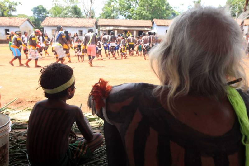 Está quase tudo pronto para a 6ª Semana dos Povos Indígenas, que começa neste domingo (15), em São Félix do Xingu, no sudeste do Pará. Antes de sair das aldeias em direção a São Félix – o terceiro maior município paraense em extensão territorial, atrás apenas de Altamira e Oriximiná –, as tribos fazem festa, numa espécie de preparação para os dias vindouros longe de casa. Na aldeia Krôkamôr, às margens do Rio Xingu e longe cerca de oito horas de barco da sede municipal, homens, mulheres e crianças Kayapó se unem na dança Kwyrykangô.
FOTO: RODOLFO OLIVEIRA / AG. PARÁ
DATA: 15.04.2018
SÃO FÉLIX DO XINGU - PARÁ <div class='credito_fotos'>Foto: Rodolfo Oliveira/Ag. Pará | <a href='/midias/2018/originais/fdeffb5b-dbd1-40fe-8e08-cb34e7456b7b.jpg' download><i class='fa-solid fa-download'></i> Download</a></div>