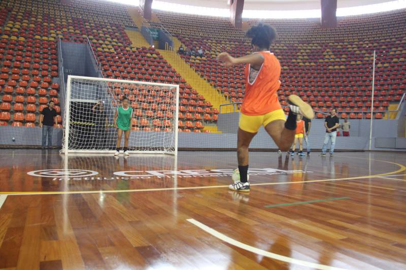 Mais de 60 adolescentes e jovens em cumprimento de medida socioeducativa no Pará conheceram as instalações da Arena Guilherme Paraense (o Mangueirinho), em Belém. O espaço recebeu os internos para o encerramento da II Olimpíada de Inverno da Socioeducação, evento criado com o objetivo de proporcionar atividades de esporte e cultura aos adolescentes em cumprimento de medida socioeducativa no Estado, além de promover o espírito esportivo e garantir maior integração entre os internos. A Arena sediou as finais do futsal feminino e masculino, além de apresentações culturais que marcaram o encerramento da atividade promovida pela Fundação de Atendimento Socioeducativo do Pará (Fasepa), por meio do Projeto Ressignificando Caminhos na Socioeducação.
FOTO: ALBERTO PASSOS / ASCOM FASEPA
DATA: 28.03.2018
BELÉM - PARÁ <div class='credito_fotos'>Foto: ALBERTO PASSOS/ ASCOM FASEPA | <a href='/midias/2018/originais/fdf19acb-0dfa-435b-a12f-9af660104b91.jpg' download><i class='fa-solid fa-download'></i> Download</a></div>