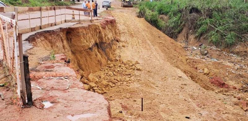 A Secretaria de Estado de Transporte (Setran) está recuperando da erosão a Rodovia PA-256 (foto), no perímetro urbano, próximo à rodoviária do município de Paragominas, nordeste paraense, provocada pelas fortes chuvas do período, agravada pela área de plantação de soja sem vegetação e obras de urbanização em um condomínio que também escoa água para a grota na margem direita da pista.

FOTO: ASCOM / SETRAN
DATA: 07.12.2018
PARAGOMINAS - PARÁ <div class='credito_fotos'>Foto: ASCOM SETRAN   |   <a href='/midias/2018/originais/fdf263b9-f9ac-4a04-8c16-0ecc4d23b9da.jpg' download><i class='fa-solid fa-download'></i> Download</a></div>