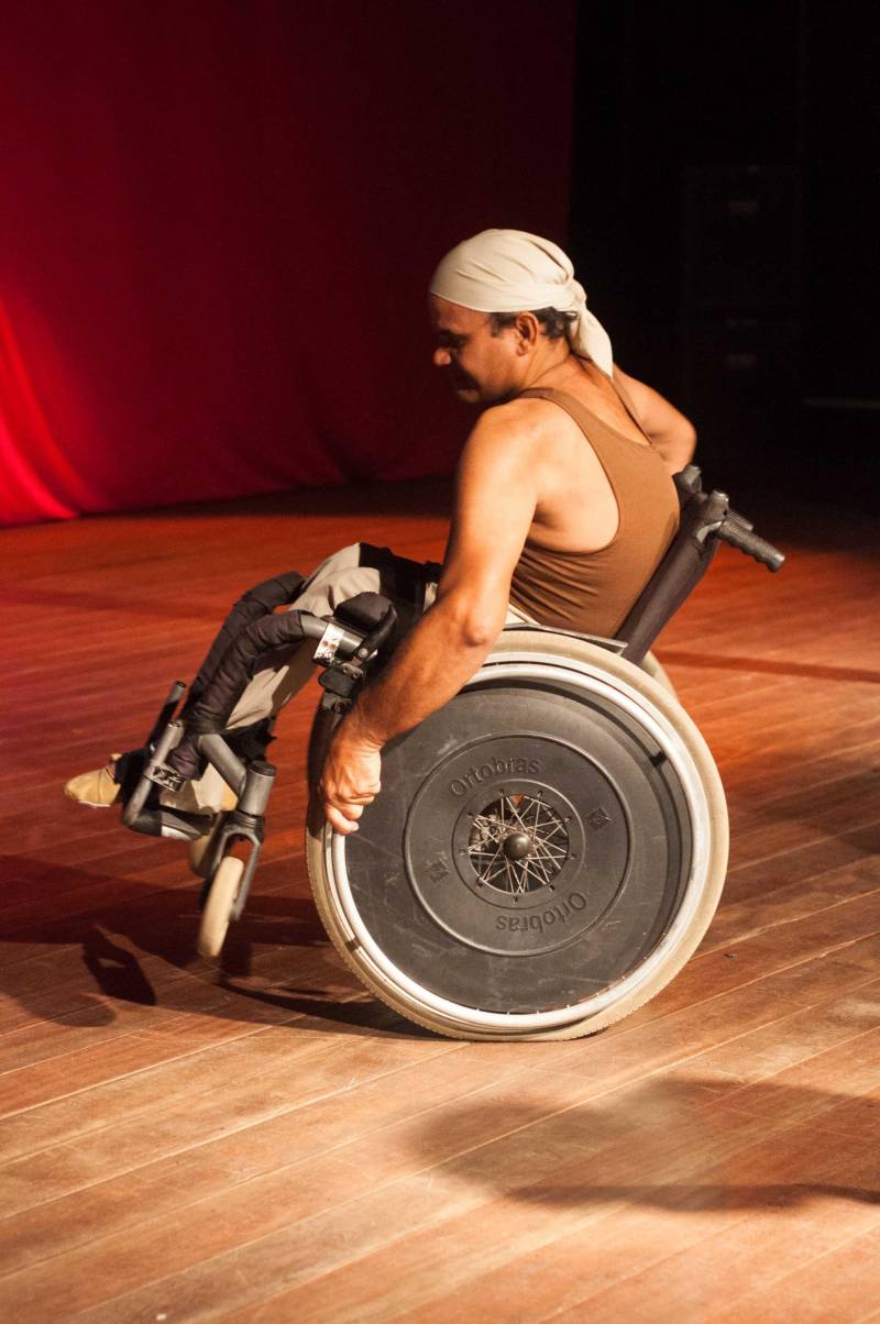Sintonia, entusiasmo e uma energia contagiante, é assim o ensaio dos mais de 60 alunos do Projeto “Do Nosso Jeito” da Fundação Cultural do Pará. A sala de Dança na Casa da Artes fica repleta de risos, dança e brilho nos olhos dos alunos, instrutores e pais das crianças, jovens e adultos do projeto.
FOTO: ASCOM FCP
DATA: 16.11.2018
BELÉM - PARÁ <div class='credito_fotos'>Foto: Rafael Silva / Ascom FCP | <a href='/midias/2018/originais/fdf4ebcb-b4d2-430b-a6eb-9b65cc56f5b4.jpg' download><i class='fa-solid fa-download'></i> Download</a></div>