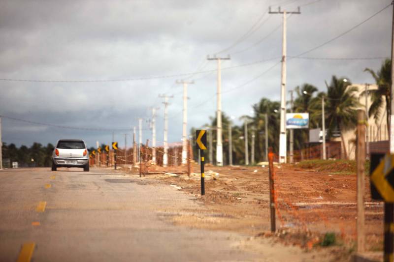 O motorista Ademir Silva, 53 anos, é condutor de ônibus no perímetro Salinópolis/Atalaia, no nordeste do estado. Ele comenta que sempre testemunhou os congestionamentos “quilométricos” que se formam nos períodos de férias na rodovia PA-444 (Estrada do Atalaia), que liga o município a sua mais frequentada praia. Agora, Ademir comemora o trabalho de duplicação da rodovia, que alcançou 80% das obras de drenagem. O prazo máximo para a conclusão das obras de restauração e duplicação da PA-444, que ligam a PA-124 e a sede do município a Praia do Atalaia, é o mês de janeiro de 2019. O custo do investimento é de R$ 17.897.41,08. “Sem dúvida vai melhorar em 70% o trânsito, já que andar por aqui, nos feriados, é uma briga constante”, comenta. Além da duplicação da rodovia, o projeto prevê a criação de um canteiro central, ciclovia iluminada nos dois sentidos da pista e diversas travessias para pedestres com semáforos temporizados, trazendo beleza, conforto e segurança à população em geral.
FOTO: IGOR BRANDÃO / AG. PARÁ
DATA: 19.04.2018
SALINÓPOLIS - PARÁ <div class='credito_fotos'>Foto: IGOR BRANDÃO / AG. PARÁ | <a href='/midias/2018/originais/fdf9f0ea-3381-439a-940f-eb9779c039a6.jpg' download><i class='fa-solid fa-download'></i> Download</a></div>