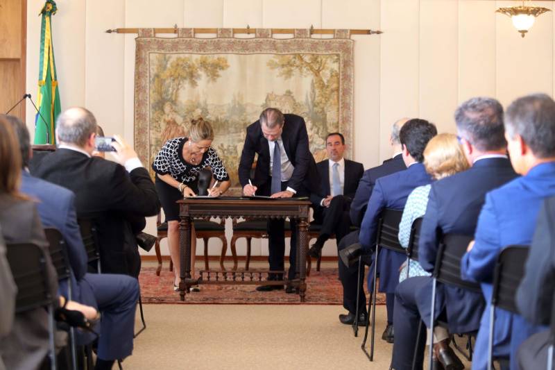O presidente do Conselho Nacional de Justiça (CNJ), ministro Dias Toffoli (c), assinou na manhã desta terça-feira (18), em Brasília, durante solenidade no Supremo Tribunal Federal (STF), um acordo de cooperação técnica com a Humanitas360 para a reinserção de egressos do sistema prisional na sociedade. O acordo foi firmado tendo como modelo um projeto desenvolvido pela advogada e diretora do Centro de Recuperação Feminino de Ananindeua (CRF), Carmen Botelho, da Superintendência do Sistema Penitenciário do Estado (Susipe), que idealizou a primeira cooperativa de presas do Brasil.  Por meio da parceria com a Humanitas360, o CNJ recorre a uma experiência da sociedade civil que apoia projetos de cooperativas de presos no Pará e em São Paulo. No Centro CRF de Ananindeua, município da Grande Belém, uma cooperativa de presas criada em 2013 serviu como modelo para a Humanitas360. O projeto gera emprego e renda para presas e mulheres que já deixaram a prisão e já empregou mais de 300 mulheres em uma mini-indústria têxtil e de confecção e nenhuma delas voltou à prisão.

FOTO: G. DETTMAR / AGÊNCIA CNJ
DATA: 18.12.2018
BRASÍLIA - DF <div class='credito_fotos'>Foto: AGÊNCIA CNJ   |   <a href='/midias/2018/originais/fdfa6092-ae49-4397-9d1b-10855c651067.jpg' download><i class='fa-solid fa-download'></i> Download</a></div>