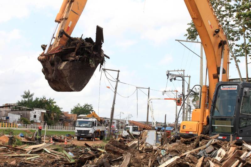 Onde antes havia lama e mato, foram abertas e pavimentadas duas grandes avenidas com cerca de 800 metros de extensão, nas duas margens do canal. A obra incluiu o alargamento do canal – com a drenagem, dragagem e limpeza –, instalação de tubulação de esgoto, construção de calçadas, ciclo faixas, muretas de proteção e ainda três pontes de concreto e uma passarela metálica. “No momento as equipes estão trabalhando na construção das novas pontes do Caraparu e da Brasília, que vão substituir as velhas pontes de madeira.
FOTO: RODOLFO OLIVEIRA / AG. PARÁ
DATA: 09.03.2018
BELÉM - PARÁ <div class='credito_fotos'>Foto: Thiago Gomes /Ag. Pará | <a href='/midias/2018/originais/fdfca6b0-4ece-4671-8176-37846a9f7728.jpg' download><i class='fa-solid fa-download'></i> Download</a></div>