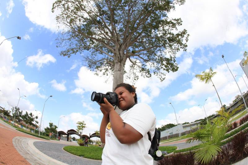 Uma das participantes é a social mídia Ana Caroline Borges (foto), de 23 anos. Ela conta que mesmo já fotografando há 11 anos nunca havia feito um curso. Essa foi a primeira vez que Ana Caroline entrou no Parque do Utinga, mesmo morando ao lado. "Eu moro no Curió desde criança, mas é a primeira vez que entro aqui e está sendo muito bom, pois além de aprender novas técnicas eu estou conhecendo o Parque e os meus vizinhos", disse. Ela afirmou ainda aguardar com ansiedade a inauguração oficial, quando poderá expor suas fotografias. "Vai ser muito legal porque todo mundo vai ver o nosso trabalho aqui", finalizou.
FOTO: RODOLFO OLIVEIRA / AG. PARÁ
07.03.2018
BELÉM - PARÁ <div class='credito_fotos'>Foto: Rodolfo Oliveira/Ag. Pará | <a href='/midias/2018/originais/fe000695-38b8-4cde-a44c-840ac4e1b4e4.jpg' download><i class='fa-solid fa-download'></i> Download</a></div>
