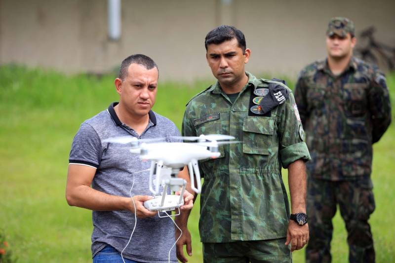 A Polícia Militar iniciou na manhã desta quarta-feira, 16, na sede do Comando Geral, em Icoaraci, o processo de habilitação ao 1º Curso de Operador de Aeronaves Remotamente Pilotadas (RPA - Remotely Piloted Aircraft), conhecidos popularmente como drones (foto), oferecido pela PM do Pará. Vinte candidatos participaram das avaliações psicológica e técnica. Na quinta-feira, 17, a previsão é de que os 23 inscritos sejam submetidos aos testes de aptidão. O resultado final das avaliações será divulgado até a próxima sexta-feira, 18. Os habilitados estarão credenciados a participar do curso previsto para o período de 21 a 25 deste mês. Na programação de hoje foram formados dois grupos, avaliados pela equipe do Centro Integrado de Psicologia e Assistência Social (Cipas). Em seguida os candidatos foram à parte prática, coordenado operacionalmente pelo cabo Antônio Donato, da Assessoria de Comunicação da PM.
FOTO: MÁCIO FERREIRA / AG. PARÁ
DATA: 16.05.2018
BELÉM - PARÁ <div class='credito_fotos'>Foto: MÁCIO FERREIRA/ AG. PARÁ | <a href='/midias/2018/originais/fe08aff5-25fd-4e6c-a19d-f2221451cb13.jpg' download><i class='fa-solid fa-download'></i> Download</a></div>