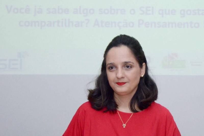 Coordenadores pedagógicos das Unidades Regionais de Educação (UREs) e da das escolas estaduais que servirão como polo para o Sistema Educacional Interativo (SEI) participam, até sexta-feira, 9, em Belém, de um encontro formativo sobre o sistema. Ao todo, 23 coordenadores, de 16 municípios onde o SEI está sendo implantado, estão reunidos na capital paraense para conhecer mais sobre o projeto. Eles serão os responsáveis por multiplicar essas informações junto aos demais atores envolvidos no processo, sobretudo os professores mediadores, que atuarão diretamente com os alunos em sala de aula. Na foto, a coordenadora do SEI, Márcia Ribeiro.

FOTO: ELISEU DIAS
DATA: 06.02.2018
BELÉM - PARÁ <div class='credito_fotos'>Foto: Eliseu Dias / Ascom Seduc   |   <a href='/midias/2018/originais/fe12683b-804d-4b51-8157-765551b4e450.jpg' download><i class='fa-solid fa-download'></i> Download</a></div>