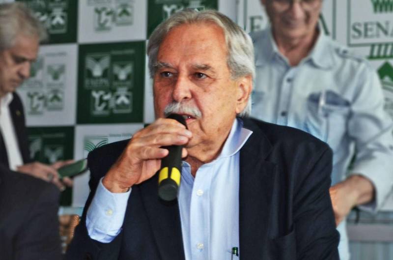 Um programa de inovação tecnológica promete intensificar a pecuária paraense e transformar o Estado no primeiro produtor e exportador de genética superior de bubalinos do Brasil. O Programa de Melhoramento Genético de Búfalos com Inovação para o Estado do Pará (Promebull) é resultado de convênio entre a Secretaria de Estado de Desenvolvimento Agropecuário e da Pesca (Sedap) e a Empresa Brasileira de Pesquisa Agropecuária (Embrapa). O convênio foi firmado nesta terça-feira, 3, na Federação da Agricultura e Pecuária do Pará (Faepa), com a presença do secretário Giovanni Queiroz (foto), do chefe geral da Embrapa Amazônia Oriental, Adriano Venturieri, e de produtores. O Promebull vai utilizar sêmen importado da Índia e da Itália, países que já possuem a base genética de búfalos domésticos, para introduzir genética superior no rebanho paraense e elevar a qualidade dos animais. A Sedap vai financiar a importação de sêmen e a inseminação de búfalas para pequenos produtores e, desta forma, facilitar a importação pelos grandes criadores.
FOTO: ASCOM / SEDAP
DATA: 03.04.2018
BELÉM - PARÁ <div class='credito_fotos'>Foto: Ascom Sedap | <a href='/midias/2018/originais/fe17d6da-fc15-4eeb-b972-36bf57938ccc.jpg' download><i class='fa-solid fa-download'></i> Download</a></div>