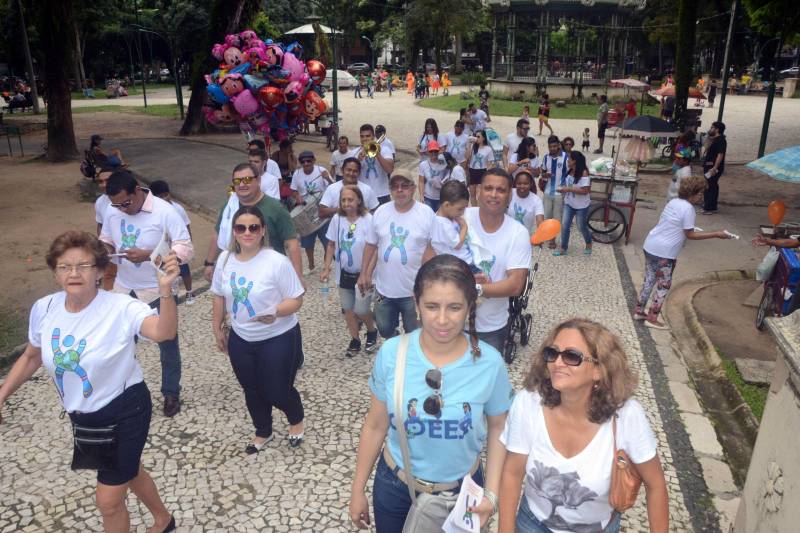 A rara Síndrome de Cri du Chat, também conhecida como Síndrome do Miado do Gato, mobilizou a sociedade neste sábado (5), durante uma caminhada na Praça Batista Campos, em Belém. A ação é alusiva ao Dia Internacional da Síndrome de Cri du Chat e busca conscientizar a população sobre a anomalia. Pais e profissionais da área da saúde participaram da ação educativa que contou com distribuição de panfletos informativos e uma caminhada pelo local. "Por ser rara, é muito difícil identificar a síndrome. Em Belém, temos conhecimento de apenas dois casos. Nossa intenção é sensibilizar os profissionais da área da saúde para que o diagnóstico seja precoce, já que os casos demoram anos para ter o diagnóstico fechado", explica a fonoaudióloga da Coordenadoria de Educação Especial (COEES), Priscila Salgado, mãe de uma criança portadora da síndrome.
FOTO: ELISEU DIAS / ASCOM SEDUC
DATA: 05.05.2018
BELÉM - PARÁ <div class='credito_fotos'>Foto: Eliseu Dias / Ascom Seduc | <a href='/midias/2018/originais/fe1ad234-09d7-4427-8ea3-9e7ba76554e0.jpg' download><i class='fa-solid fa-download'></i> Download</a></div>