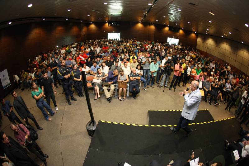 Com a entrega de mais 359 veículos, somente esta semana, o Governo do Pará reforçou a atuação da área de segurança pública em todo o Estado. Todos os veículos auxiliarão no combate a criminalidade e a manutenção da segurança em todo o território paraense. Boa parte desses veículos foi destinada diretamente para as guardas municipais, numa ação integrada com as Prefeituras, por meio da Secretaria de Segurança Pública e Defesa Social (Segup) com articulação da Secretaria de Municípios Sustentáveis, que define em conjunto com os municípios, a agenda de prioridades. A última etapa da entrega ocorreu nesta quinta-feira (5), no Hangar – Centro de Convenções da Amazônia. Na foto, o governador Simão Jatene (blazer azul) participou da entrega dos equipamentos.
FOTO: ANTÔNIO SILVA / AG. PARÁ
DATA: 05.07.2018
BELÉM - PARÁ <div class='credito_fotos'>Foto: Antônio Silva/Ag. Pará | <a href='/midias/2018/originais/fe1e9fd7-90c6-4a96-882c-7a6b151e8a29.jpg' download><i class='fa-solid fa-download'></i> Download</a></div>