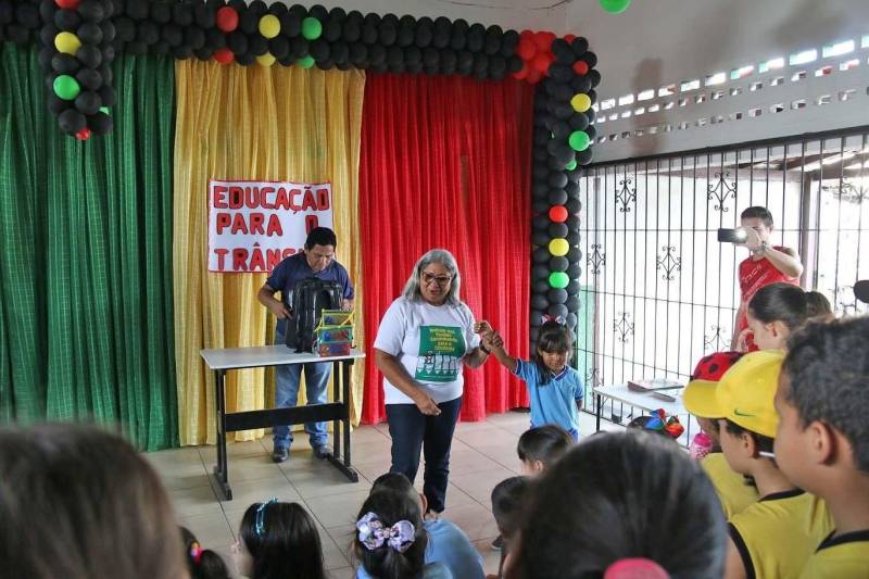 A educação no trânsito como instrumento para salvar vidas foi o tema da 23ª Semana da Cultura da Escola Lírios do Campo, localizada no Distrito de Icoaraci, em Belém. Para reforçar as ações já desenvolvidas na instituição, o Departamento de Trânsito do Estado do Pará (Detran), por meio da Coordenadoria de Educação (CED), levou à instituição nesta sexta-feira (09) diversas atividades lúdicas para crianças. Show de mágica com o tema trânsito, jogos infantis, demonstração aos pais sobre a utilização do etilômetro (equipamento para detectar ingestão de bebida alcoólica) e palestras sobre os cuidados que devem ser tomados com as crianças ao atravessar a rua foram algumas das atividades apresentadas na escola pela equipe do Detran.
FOTO: DANILO CASTRO / ASCOM DETRAN
DATA: 09.11.2018
BELÉM - PARÁ <div class='credito_fotos'>Foto: DANILO CASTRO / ASDECOM DETRAN | <a href='/midias/2018/originais/fe20feb7-84a6-4c72-9df7-4156098d5afe.jpg' download><i class='fa-solid fa-download'></i> Download</a></div>