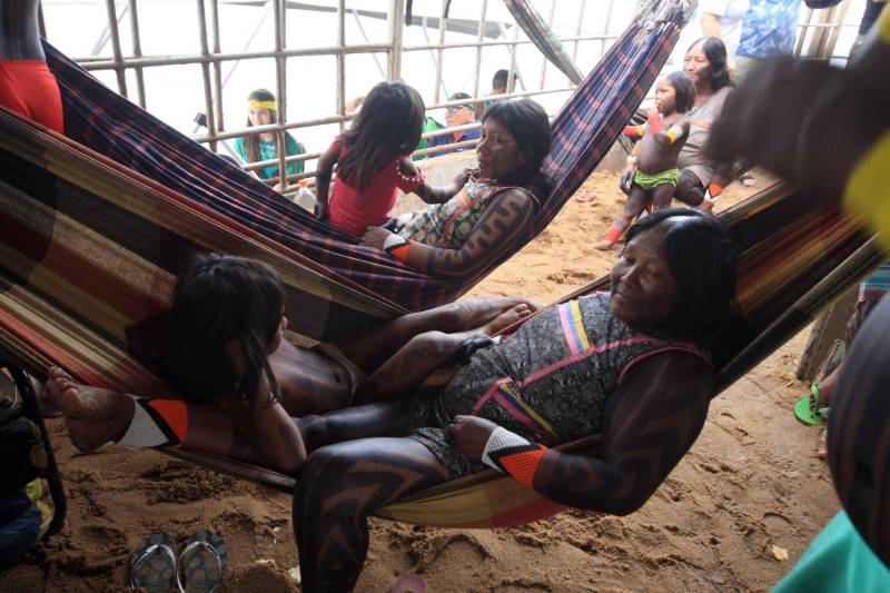 Eles vêm entoando cantos, em danças cadenciadas. A pele é pintada e os corpos estão cobertos por vestimentas típicas, feitas de miçangas, penas de animais e sementes de frutos. Exibem a exuberante força, que vem do coração, prontos para mais uma Semana dos Povos Indígenas. O maior evento do gênero no Estado começou neste domingo (15), com a chegada das cerca de 70 embarcações que se encontram no cruzamento dos rios Xingu e Fresco, na orla da cidade de São Félix do Xingu, sudeste do Pará.
FOTO: RODOLFO OLIVEIRA / AG. PARÁ
DATA: 15.04.2018
SÃO FÉLIX DO XINGU - PARÁ <div class='credito_fotos'>Foto: Rodolfo Oliveira/Ag. Pará | <a href='/midias/2018/originais/fe21f32a-9ac6-4223-976c-63993002e960.jpg' download><i class='fa-solid fa-download'></i> Download</a></div>