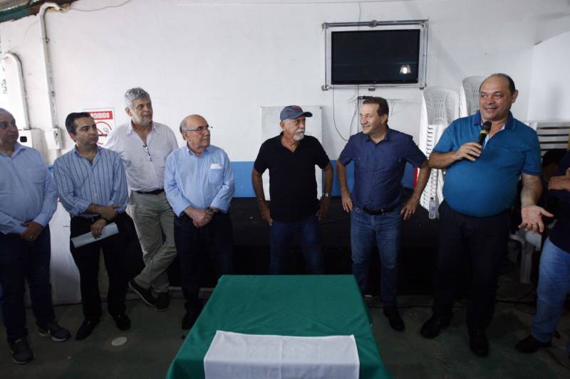 O distrito de Alter do Chão, destino turístico internacional onde fica a praia que já foi eleita a mais bonita do Brasil, recebe investimentos do governo do Estado nas áreas de infraestrutura e saneamento básico. O governador Simão Jatene, que cumpre agenda em três municípios do oeste paraense nesta sexta-feira (9) e sábado (10), assinou nesta sexta a ordem de serviço que autoriza o início da construção do novo sistema de abastecimento de água da vila, localizada a cerca de 28 quilômetros de Santarém. Orçada em R$ 11 milhões, a obra vai levar água de qualidade aos mais de sete mil habitantes da comunidade. Com o novo sistema de captação e tratamento de água, a meta é alcançar 100% dos imóveis no distrito. Segundo o presidente da Companhia de Saneamento do Pará (Cosanpa), Cláudio Conde, a obra é uma implantação pioneira em Alter do Chão, já que será o primeiro sistema do tipo fora de um núcleo urbano. O contrato com a empresa executora foi assinado na quinta-feira (8). A previsão é que os trabalhos sejam iniciados imediatamente e concluídos no prazo de 18 meses.
FOTO: THIAGO GOMES / AG. PARÁ
DATA: 09.03.2018
SANTARÉM - PARÁ <div class='credito_fotos'>Foto: Thiago Gomes /Ag. Pará | <a href='/midias/2018/originais/fe2219c7-35f8-4b25-b946-3bfdb7e33069.jpg' download><i class='fa-solid fa-download'></i> Download</a></div>
