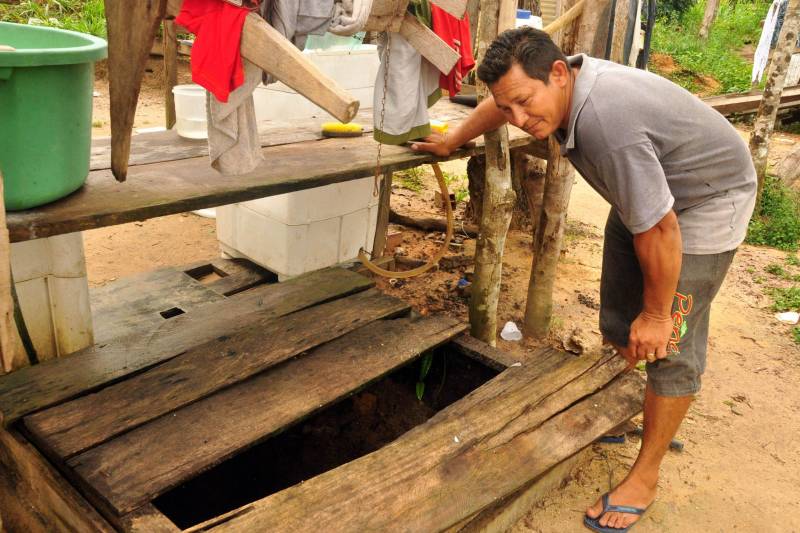 Técnicos da Secretaria de Estado de Saúde Pública (Sespa) e da Secretaria Municipal de Saúde de Barcarena continuaram, nesta quarta-feira (28), com o trabalho de coleta de amostras de água que é consumida pela população das comunidades localizadas às proximidades da área afetada pela contaminação no município de Barcarena. Esse trabalho, que começou com coleta nas comunidades de Vila Nova, Bom Futuro e Bujaruba, está sendo estendido para outras comunidades, à medida que novas denúncias chegam às autoridades de Saúde Ambiental. Nesta quarta-feira, houve coleta de amostras novamente em Bujaruba e, pela primeira vez, na comunidade de Murucupi.
FOTO: JOSÉ PANTOJA / ASCOM SESPA
DATA: 28.02.2018
BELÉM - PARÁ <div class='credito_fotos'>Foto: José Pantoja / Ascom Sespa | <a href='/midias/2018/originais/fe24f526-5c00-4e28-9b35-6d80fc0d8a5b.jpg' download><i class='fa-solid fa-download'></i> Download</a></div>