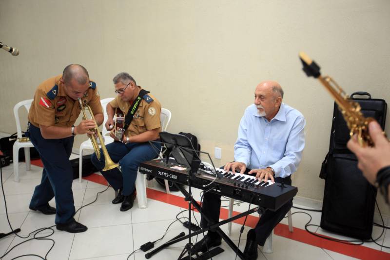 O governador Simão Jatene foi homenageado nesta sexta-feira, 14, com um café da manhã no Quartel do Corpo de Bombeiros Militar do Pará. A homenagem foi feita pela cúpula da Segurança Pública do Estado.

FOTO: MÁCIO FERREIRA / AG. PARÁ
DATA: 14.12.2018
BELÉM - PARÁ <div class='credito_fotos'>Foto: MÁCIO FERREIRA/ AG. PARÁ   |   <a href='/midias/2018/originais/fe2783a5-025f-4ffa-a0b3-377f62df44ef.jpg' download><i class='fa-solid fa-download'></i> Download</a></div>