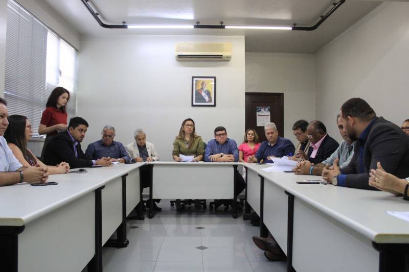 O superintendente do sistema penitenciário do Pará (Susipe), Michell Durans, assinou na manhã desta sexta-feira (21) um termo de cooperação técnica com o objetivo de executar ações conjuntas, voltadas ao desenvolvimento da produção, distribuição e consumo de frutas cítricas no Pará, com o uso da mão de obra carcerária na fazenda do Grupo Citropar Agropecuária, localizada no município de Capitão Poço, nordeste paraense. Além do Grupo Citropar, o termo foi assinado (foto) com a Secretaria de Estado de Desenvolvimento Agropecuário e da Pesca (Sedap), Agência de Defesa Agropecuária do Estado do Pará (Adepará), Superintendência Federal de Agricultura, Pecuária e Abastecimento no Estado do Pará (SFA/PA), Instituto Nacional de Metrologia (Inmet) e Serviço Nacional de Aprendizagem Rural (Senar).

FOTO: VELOSO JÚNIOR / ASCOM SUSIPE
DATA: 24.12.2018
BELÉM - PARÁ <div class='credito_fotos'>Foto: Veloso Junior / Ascom Susipe   |   <a href='/midias/2018/originais/fe43a165-c289-4dda-b3f1-355b5ab858b9.jpg' download><i class='fa-solid fa-download'></i> Download</a></div>