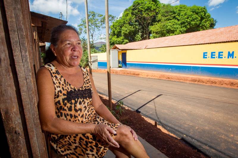 Aos poucos, a paisagem de Serra Pelada – que já foi o maior garimpo a céu aberto do planeta e hoje é distrito de Curionópolis, município do sudeste paraense - começa a se modificar. A poeira intensa, típica de estradas de chão, vai paulatinamente dando lugar à camada de asfalto, que pela primeira vez chega a Curiónópolis, conhecido mundialmente pela corrida do ouro e pelo formigueiro humano nos anos 1980, eternizado pelo olhar do fotógrafo Sebastião Salgado. O ouro não é mais explorado na região, mas Serra Pelada ainda é uma cidade de garimpeiros. São eles que residem e povoam as ruas, que parecem ter parado no tempo. Foram esses trabalhadores que fizeram a localidade crescer, que formaram famílias e criaram filhos nascidos no local, fincando raízes, criando identidade, sonhando com a volta da exploração do ouro, cada vez mais distante. Mas até esse cenário vem se transformando. Na foto, Maria de Souza.

FOTO: ASCOM / PREFEITURA DE CURIONÓPOLIS
DATA: 08.06.2018
CURIONÓPOLIS - PARÁ <div class='credito_fotos'>Foto: ASCOM / PREFEITURA DE CURIONÓPOLIS   |   <a href='/midias/2018/originais/fe43c1f5-054e-490e-87b3-01ba278db5b8.jpg' download><i class='fa-solid fa-download'></i> Download</a></div>