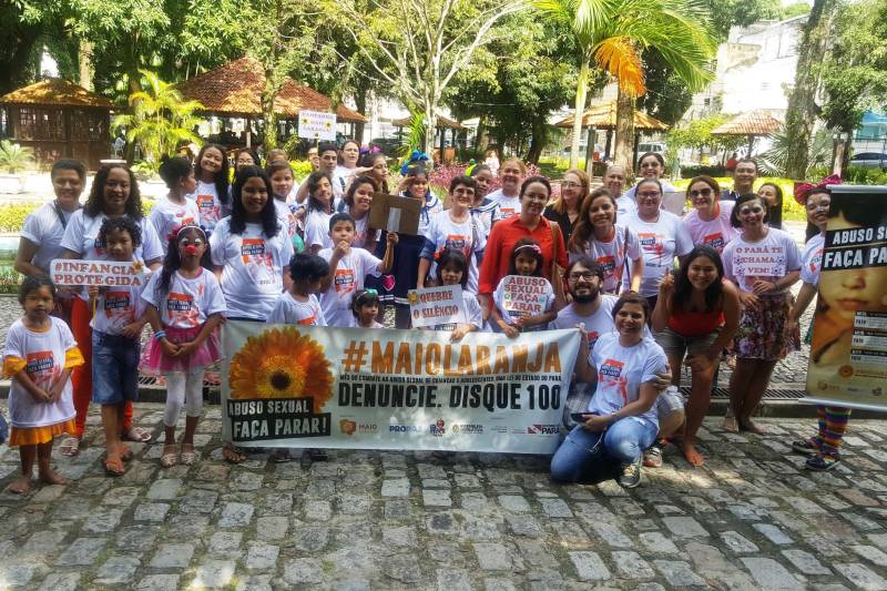 Foi realizado na manhã deste domingo (27), no Horto Municipal de Belém, o encerramento da Campanha Maio Laranja. A ação reuniu crianças e adolescentes que se manifestaram através de um apitaço, danças e mensagens para o público local. A campanha, que combate o abuso e a exploração sexual contra crianças e adolescentes, promoveu diversas ações durante o mês.

FOTO: CARLS FISCHER / ASCOM SESPA
DATA: 27.05.2018
BELÉM - PARA <div class='credito_fotos'>Foto: CARLA FISCHER / ASCOM SESPA   |   <a href='/midias/2018/originais/fe46745d-ee1c-4e89-802c-a4f5e719444b.jpg' download><i class='fa-solid fa-download'></i> Download</a></div>