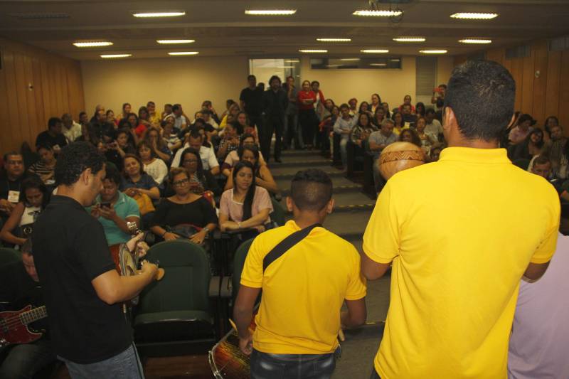 Profissionais que trabalham na Fundação de Atendimento Socioeducativo do Pará (Fasepa) participaram nesta sexta-feira (06), na Escola de Governança Pública do Estado do Pará (EGPA), em Belém, do último dia do encontro Diálogo Temático: “Construindo Novos Parâmetros Técnicos na Socioeducação”, que buscou sistematizar as diretrizes metodológicas do atendimento socioeducativo e reavaliar fluxos de trabalho, para ampliar a qualidade do atendimento socioeducativo. O evento contou com a participação de todos os representantes que atuam nas unidades socioeducativas da Região Metropolitana de Belém, de Marabá (na região sudeste) e Santarém (no oeste). A partir de algumas dinâmicas, os profissionais socializaram desafios e propuseram diferentes possibilidades na mediação e resolução de conflitos dentro das especialidades de cada um, seja em internação, internação provisória e semiliberdade. Após o encontro, um guia técnico será elaborado e vai nortear alguns procedimentos pedagógicos, visando melhorar os indicadores do atendimento socioeducativo no Estado.
FOTO: FRANKLIN SALVADOR / ASCOM FASEPA
DATA: 06.04.2018
BELÉM - PARÁ <div class='credito_fotos'>Foto: FRANKLIN SALVADOR / ASCOM FASEPA | <a href='/midias/2018/originais/fe4a695d-f095-4aed-9979-3e9ee1e0e545.jpg' download><i class='fa-solid fa-download'></i> Download</a></div>