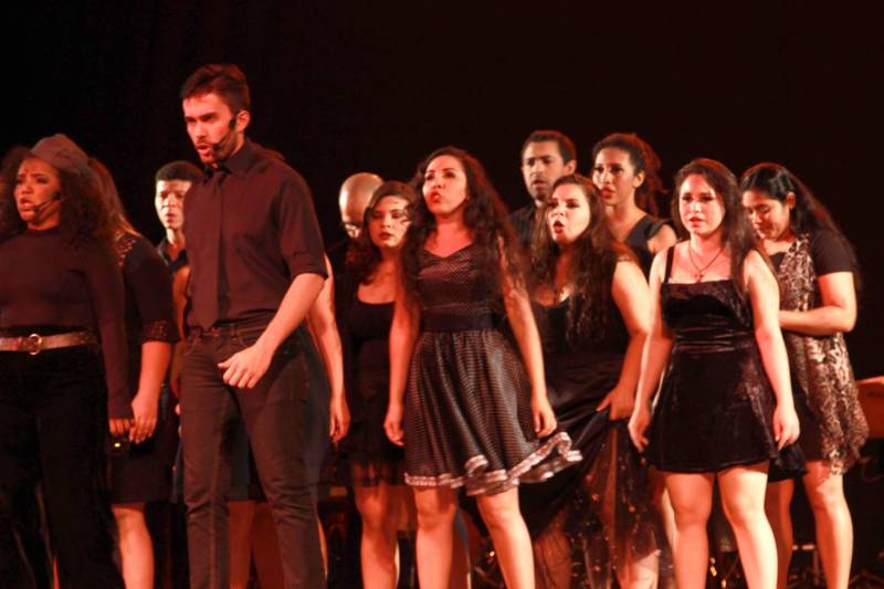 O IV Encontro de Canto da Amazônia da Fundação Carlos Gomes e do Instituto Estadual Carlos Gomes (IECG), promove nesta terça-feira (10), às 20h, no Theatro da Paz, a segunda e última apresentação do “Broadway in Concert”, concerto de repertório com algumas das mais famosas canções de musicais norte-americanos. O espetáculo com entrada gratuita tem produção artística de Eugenia Pinon, Rafael Villar (foto), Robenare Marques e Ronaldo Moraes e participação especial de uma orquestra formada por alunos da classe do Curso de Improvisação do Bacharelado em Música do IECG. Pelo menos 30 cantores, a maioria jovem, foram selecionados pelo preparador vocal Rafael Villar, um especialista no desenvolvimento da técnica de canto para musical (Belting) no Brasil com grandes montagens desse tipo de espetáculo no currículo. Todos os cantores escolhidos para subir ao palco do Theatro da Paz participaram da oficina de belting que ele ministrou no Instituto durante a programação do IV Encontro de Canto da Amazônia.
FOTO: ASCOM / FCG
DATA: 10.04.2018
BELÉM - PARÁ <div class='credito_fotos'>Foto: ASCOM FCG | <a href='/midias/2018/originais/fe5189c0-a3c8-4c50-be7f-adf6583480b8.jpg' download><i class='fa-solid fa-download'></i> Download</a></div>