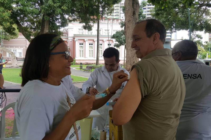 O Dia D da 20ª Campanha Nacional de Vacinação contra o Influenza é neste sábado (12), na Praça da República, com a participação da Secretaria de Estado de Saúde Pública (Sespa) e da Secretaria Municipal de Saúde de Beém (Sesma). Na foto, o secretário de Estado de Saúde Pública, Vitor Mateus.
FOTO: CARLA FISCHER / ASCOM SESPA
DATA: 12.05.2018
BELÉM - PARÁ <div class='credito_fotos'>Foto: CARLA FISCHER / ASCOM SESPA | <a href='/midias/2018/originais/fe6ab9f9-b19f-4463-b68f-7bc23d9c04a8.jpg' download><i class='fa-solid fa-download'></i> Download</a></div>