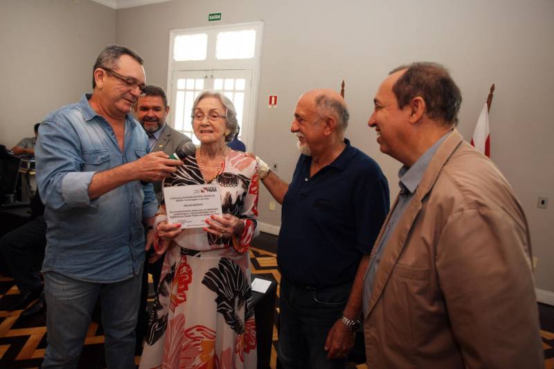 Quase R$ 2 milhões em equipamentos para o combate a malária no Pará foram distribuídos, nesta quarta-feira (7), em cerimônia no Palácio do Governo, em Belém. No total 38 microscópios, 21 motocicletas e 9 caminhonetes foram entregues, pelo governador Simão Jatene, a representantes de 11 municípios beneficiados, de diferentes regiões do Pará. Na ocasião, o governo também homenageou servidores estaduais que atuam há mais de 30 anos no combate a endemias e dedicaram anos de profissionalismo, compromisso e responsabilidade com o trabalho na Vigilância em Saúde Pública do Estado do Pará.
FOTO: ANTÔNIO SILVA / AG. PARÁ
DATA: 07.03.2018
BELÉM - PARÁ
<div class='credito_fotos'>Foto: Antônio Silva/Ag. Pará | <a href='/midias/2018/originais/fe719e04-253f-484d-ad24-b78849ae847d.jpg' download><i class='fa-solid fa-download'></i> Download</a></div>