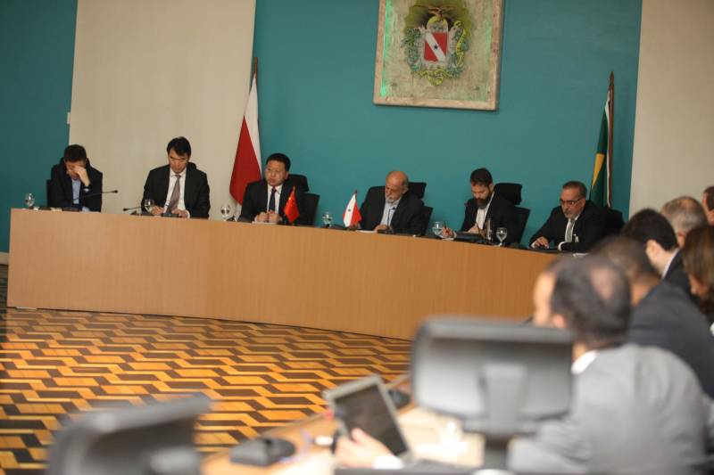 Representantes de grandes empresas chinesas (foto) estão em Belém para prospectar novos investimentos em áreas como habitação, tecnologia, energia e infraestrutura. O grupo se reuniu na manhã desta quinta-feira (7) com o governador Simão Jatene, para conhecer mais detalhes sobre as potencialidades do Estado. O encontro ocorreu no Palácio do Governo e contou com a participação do titular da Secretaria de Estado de Desenvolvimento Econômico, Mineração e Energia (Sedeme), Eduardo Leão, do secretário de Estado de Transportes, Kleber Menezes, entre outras autoridades. Entre as empresas participantes está a China Communications Construction Company (CCCC), maior empresa chinesa de infraestrutura e líder mundial no segmento; a estatal chinesa China Railways Corporation (Crec) e a China Development Bank (CDB), banco de desenvolvimento do país asiático.
FOTO: ANTÔNIO SILVA / AG. PARÁ
DATA: 07.06.2018
BELÉM - PARÁ <div class='credito_fotos'>Foto: Antônio Silva/Ag. Pará | <a href='/midias/2018/originais/fe7752c6-918e-4520-b65d-30a498511882.jpg' download><i class='fa-solid fa-download'></i> Download</a></div>