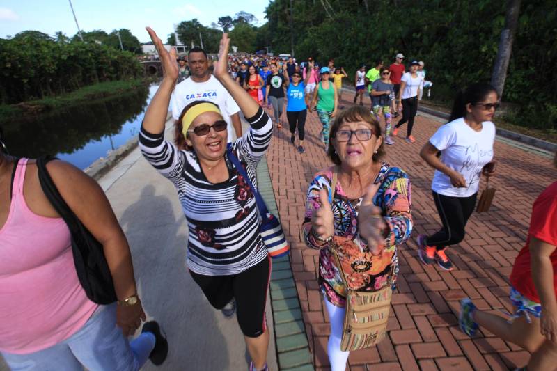 Uma reabertura feita a milhares de mãos. A fita inaugural colocada no inicio da trilha principal do Parque do Utinga foi rompida por mais de cinco mil pessoas ansiosas pelo inicio da caminhada, marcando o segundo dia da programação de reabertura do mais novo espaço paraense de lazer e interatividade com a natureza.
FOTO: MÁCIO FERREIRA / AG. PARÁ
DATA: 17.03.2018
BELÉM - PARÁ <div class='credito_fotos'>Foto: MÁCIO FERREIRA/ AG. PARÁ | <a href='/midias/2018/originais/fe819eb0-ebd4-4e5d-b30f-b20996ead84f.jpg' download><i class='fa-solid fa-download'></i> Download</a></div>