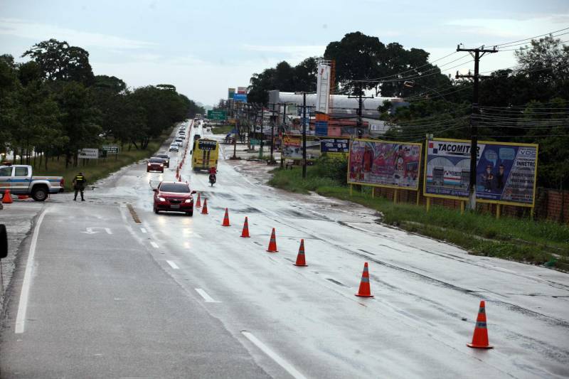 Foi bem sucedida a medida inédita de inversão no trânsito no trecho compreendido entre os quilômetros 13 e 6 da rodovia BR-316, entre os municípios de Marituba e Ananindeua. A ação foi programada para o período de 16h às 22h da terça-feira (13), com o propósito de garantir maior fluidez ao trânsito de veículos que retornavam do feriado de Carnaval.
FOTO: SIDNEY OLIVEIRA / AG. PARÁ
DATA: 13.02.2017
ANANINDEUA - PARÁ <div class='credito_fotos'>Foto: Sidney Oliveira/Ag. Pará | <a href='/midias/2018/originais/fe832eee-d6bb-461f-a069-5bff91cd72e4.jpg' download><i class='fa-solid fa-download'></i> Download</a></div>