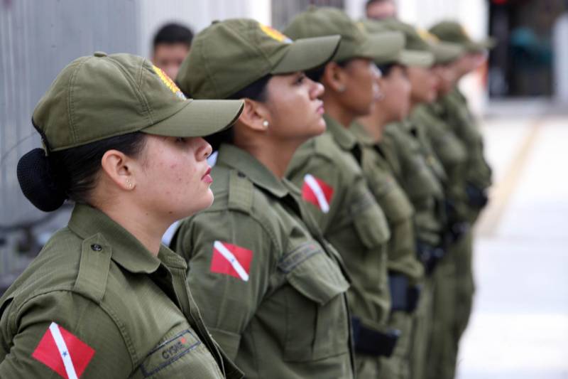 Cerca de 2 mil alunos do curso de formação de praças da Polícia Militar cumprem neste sábado (12) uma etapa importante da preparação: eles saem pela primeira vez às ruas, no estágio supervisionado, para vivenciar situações reais da carreira e, ao mesmo tempo, reforçar o policiamento ostensivo. Em Belém, cerca de 500 homens e mulheres se concentraram na Praça Santuário, em frente à Basílica de Nazaré, e saíram, em seguida, para diversos pontos da capital. A ação faz parte do pacote de medidas de combate à criminalidade e reforço da segurança pública anunciado pelo Governo do Estado.
FOTO: SIDNEY OLIVEIRA / AG. PARÁ
DATA: 12.05.2018
BELÉM - PARÁ <div class='credito_fotos'>Foto: Sidney Oliveira/Ag. Pará | <a href='/midias/2018/originais/fe8821a8-dce3-4a52-aacb-d22bc19ee554.jpg' download><i class='fa-solid fa-download'></i> Download</a></div>