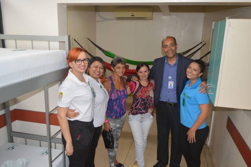 O Hospital Metropolitano de Urgência e Emergência (HMUE), em Ananindeua (PA), inaugurou um espaço de acolhimento transitório (foto) para atender acompanhantes ou familiares de pacientes internados na Unidade de Terapia Intensiva Adulto (UTI), Centro de Tratamento de Queimados (CTQ) e Sala Amarela que é uma área que necessita de cuidados especiais para usuários em estado crítico. A iniciativa, apresentada na quinta-feira (20), vai proporcionar toda a assistência necessária para aqueles que são de cidades do interior do Pará ou outro Estado. Uma das primeiras pessoas a estrear o ambiente foi a Suelaine Galvão Brito, 39 anos, que acompanha a irmã, que está hospitalizada com queimaduras de terceiro grau no corpo. Ela explica que o acidente da irmã foi na residência, após fazer café em um fogão de duas bocas em que teve 63% do corpo queimado.

FOTO: ASCOM / HMUE
DATA: 21.12.2018
ANANINDEUA - PARÁ <div class='credito_fotos'>Foto: ASCOM HMUE   |   <a href='/midias/2018/originais/fe9299a9-57f3-484a-b50d-3c8f8aecd3cb.jpg' download><i class='fa-solid fa-download'></i> Download</a></div>