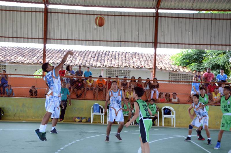 No momento em que os Jogos Estudantis Paraenses (Jeps) atingem a marca histórica de 60 anos, o município de Mocajuba (foto), na Região do Baixo-Tocantins, está em festa ao sediar, desde a quarta-feira, 16, as competições regionais do evento estudantil.
FOTO: ELISEU DIAS / ASCOM SEDUC
DATA: 17.05.2018
MOCAJUBA - PARÁ <div class='credito_fotos'>Foto: Eliseu Dias / Ascom Seduc | <a href='/midias/2018/originais/fe971953-b831-490e-a392-0522dc7b8ede.jpg' download><i class='fa-solid fa-download'></i> Download</a></div>