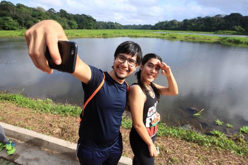 Uma reabertura feita a milhares de mãos. A fita inaugural colocada no inicio da trilha principal do Parque do Utinga foi rompida por mais de cinco mil pessoas ansiosas pelo inicio da caminhada, marcando o segundo dia da programação de reabertura do mais novo espaço paraense de lazer e interatividade com a natureza.
FOTO: MÁCIO FERREIRA / AG. PARÁ
DATA: 17.03.2018
BELÉM - PARÁ <div class='credito_fotos'>Foto: MÁCIO FERREIRA/ AG. PARÁ | <a href='/midias/2018/originais/fe9e736b-abec-4f7e-ada5-e134453d5142.jpg' download><i class='fa-solid fa-download'></i> Download</a></div>