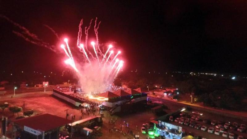 O Pará apresenta as potencialidades do seu rebanho, a partir desse mês, com as aberturas de feiras e exposições agropecuárias, que movimentam produtores rurais de todo o país, em busca de inovações no agronegócio e trocas de experiências. A maior feira do segmento do agronegócio, a 23ª Expo Carajás (foto), abriu as portas no dia 3, com uma cavalgada pelas ruas da cidade de Redenção, sul do estado, com a participação de 1.200 cavaleiros e amazonas. A expectativa de público é de 200 mil pessoas até o encerramento, neste sábado (9). A 23ª Expo Carajás ficou apenas dois anos sem ser realizada, mas retomou em 2017, ganhando força na edição de 2018, de acordo com Valteir Rezende, presidente da entidade organizadora do evento, o Sindicato Rural de Redenção, Bannach, Cumaru do Norte e Pau D’Arco (SRR). “Apesar da crise que estamos vivendo, há uma grande motivação no setor, principalmente dos patrocinadores, por se tratar de um evento muito importante para a economia do Pará, que atrai empresários de outros estados e muitas oportunidades de negócios para a região”, pontuou.
FOTO: ASCOM / PREFEITURA DE CARAJÁS
DATA: 08.06.2018
CARAJÁS - PARÁ <div class='credito_fotos'>Foto: ASCOM / PREFEITURA DE CARAJÁS | <a href='/midias/2018/originais/fea47a80-f2a4-48e8-ac27-ce938fc29de3.jpg' download><i class='fa-solid fa-download'></i> Download</a></div>